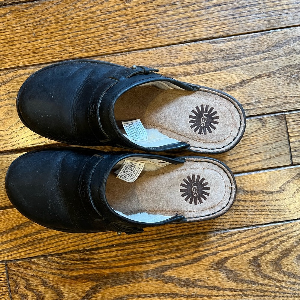 Women’s size 9 Black Ugg clogs
